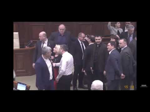 (VIDEO) Îmbrânceli și scandal în Parlamentul de la Chișinău