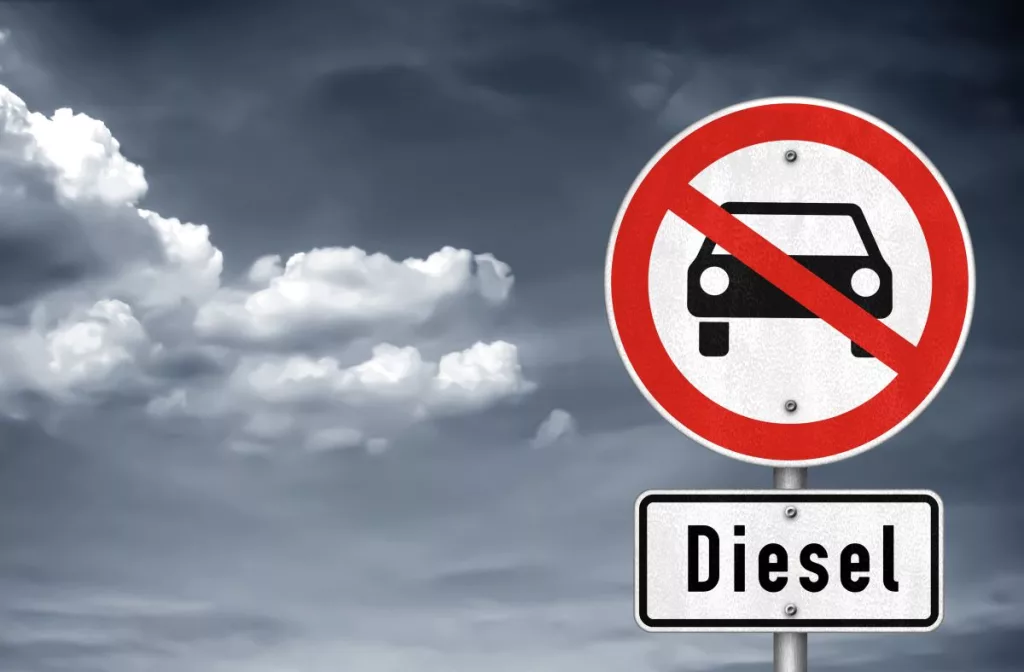 UE ar putea permite vânzarea de mașini noi cu motor termic și după 2035 cu o condiție