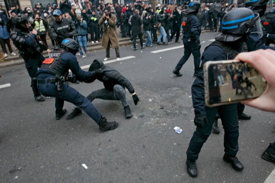 Peste 200 de persoane, arestate de poliţie la ultimul protest împotriva reformei pensiilor de la Paris