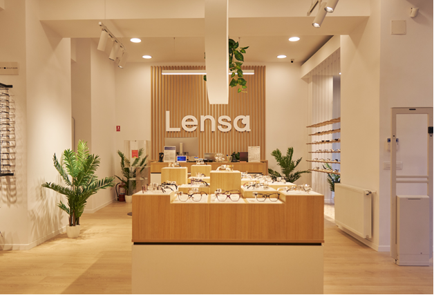 Retailerul de optică Lensa deschide al doilea magazin din Craiova și oferă clienților consultații optometrice gratuite