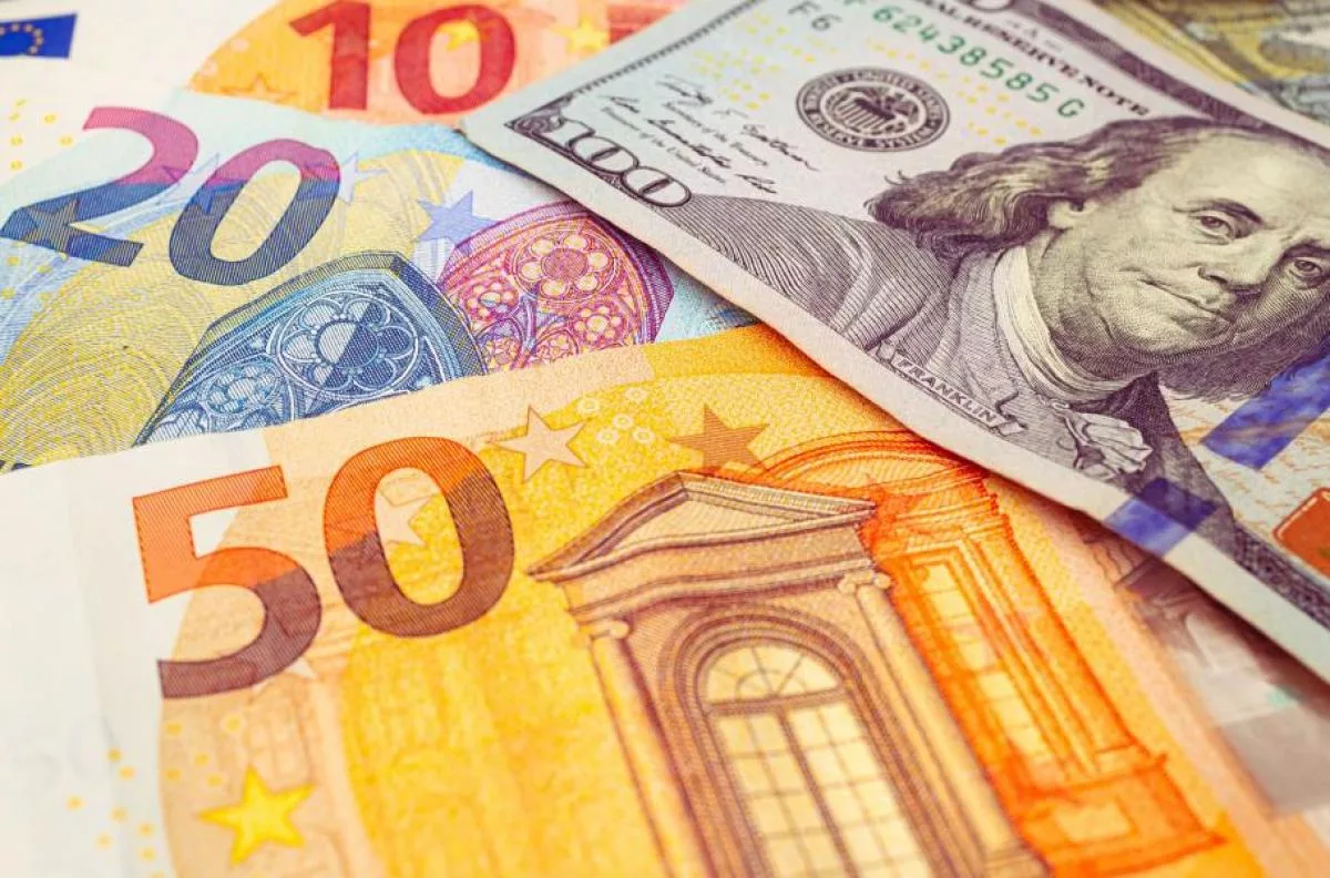 Leul s-a apreciat joi în raport cu euro şi dolarul american
