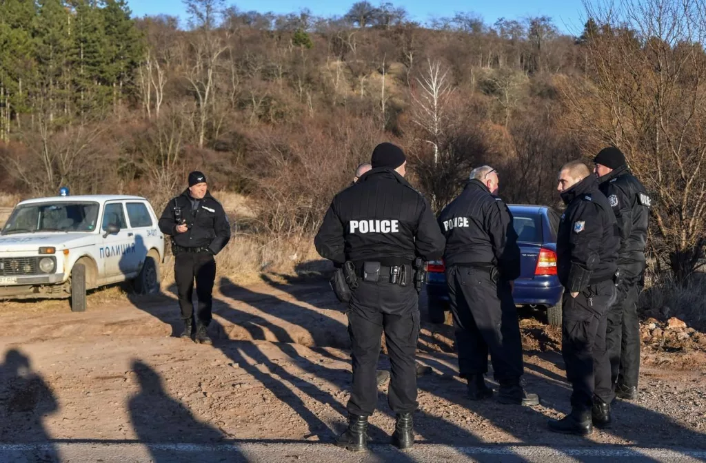 Un mort şi 13 răniţi în Bulgaria, după ce şoferul unei maşini cu migranţi a pierdut controlul volanului