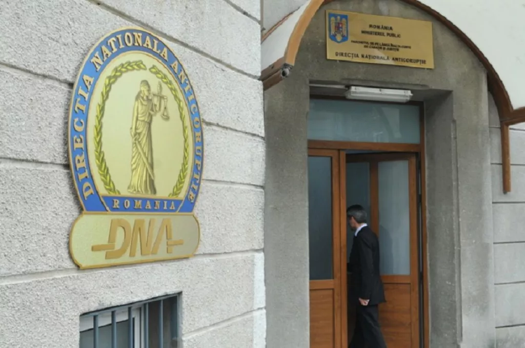 Trimisă în judecată pentru o șpagă de 18.000 de euro. Promitea avize de angajare pentru cetățeni străini