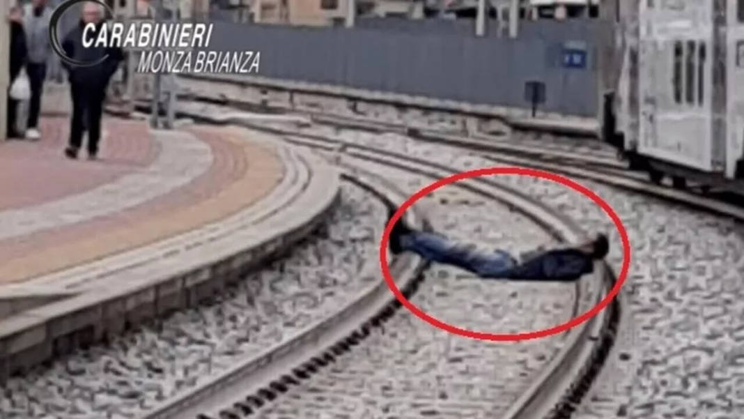 Italia: Un bărbat a blocat circulaţia trenurilor, după ce a adormit pe şine