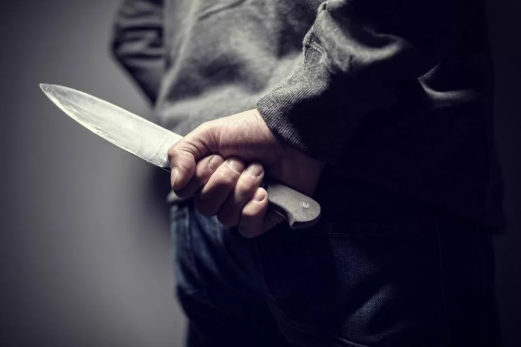 Agenţii de pază dintr-un mall, ameninţați cu cuţitul de un bărbat