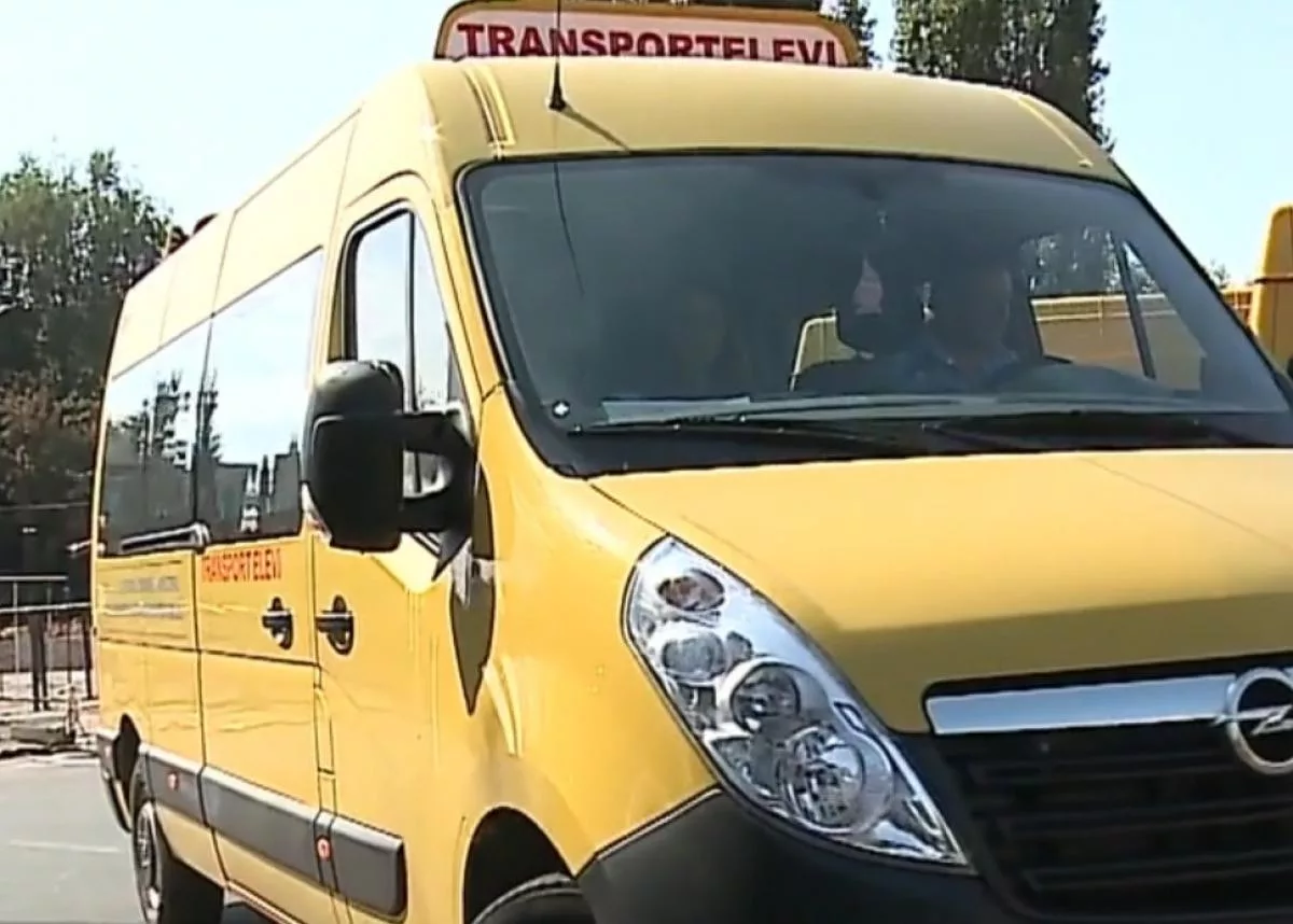 Şoferul unui microbuz şcolar care transporta mai mulţi copii, prins băut la volan