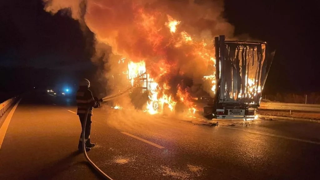 Un TIR care transporta mase plastice a luat foc pe A3