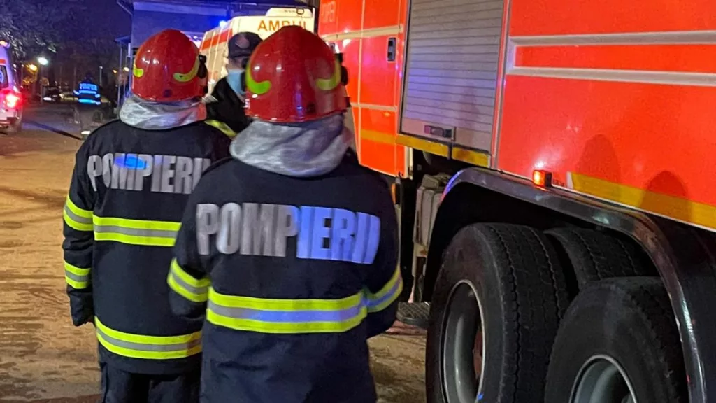 Incendiu la etajul zece al unui bloc. O fată, ajutată să se autoevacueze