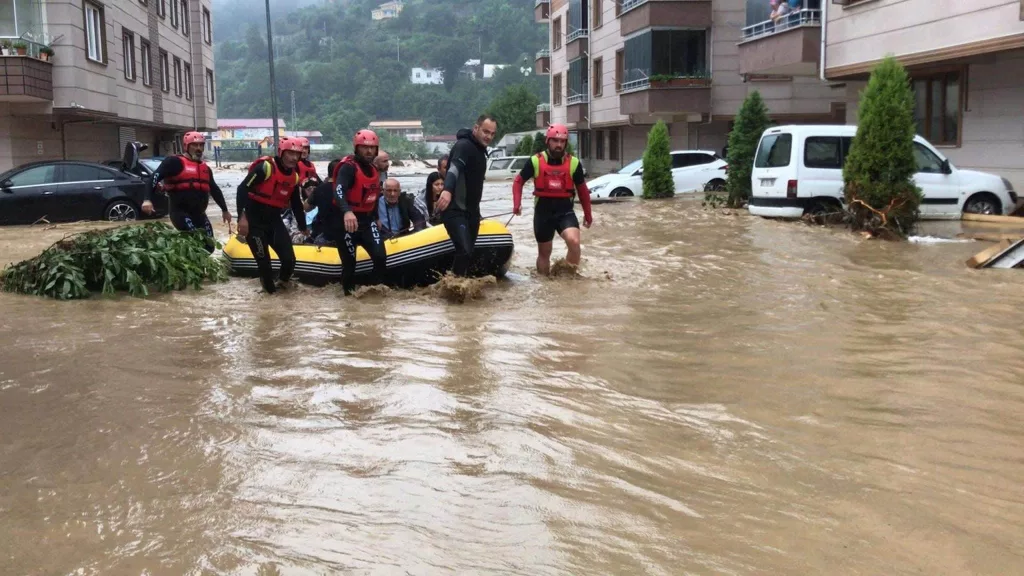 (VIDEO) Cel puţin 13 morţi în inundaţii devastatoare care s-au produs în Turcia