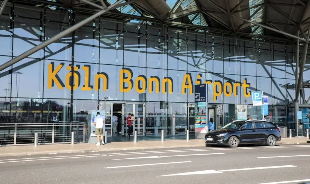 Un şofer a intrat cu maşina în oameni, în parcarea aeroportului Köln