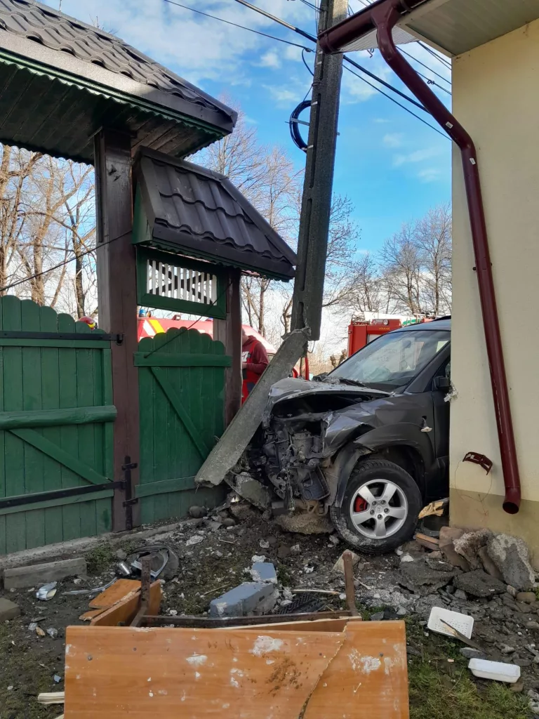 Doi răniți după ce o mașină a lovit alt autoturism şi a ricoşat în gardul unei case
