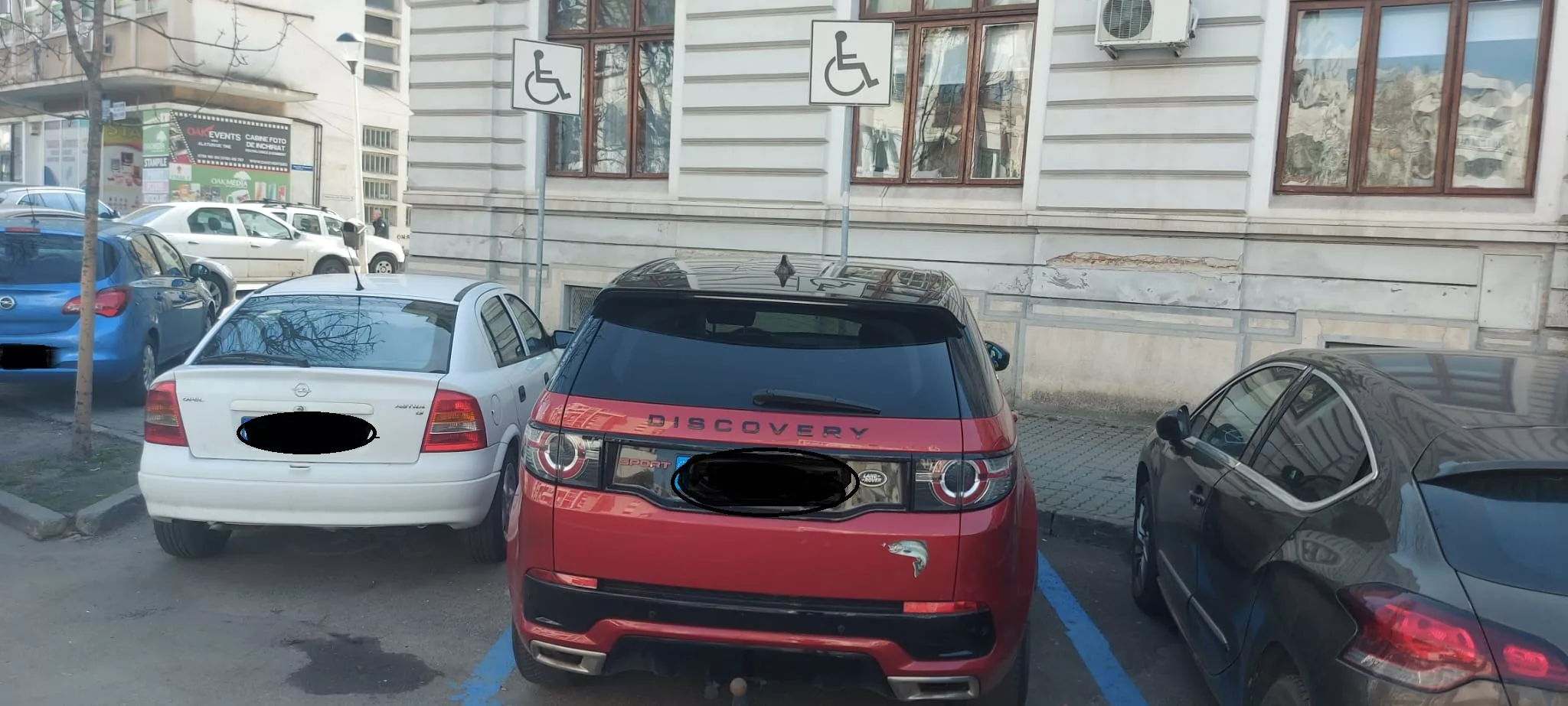 În Craiova, pe locurile de handicap se văd din ce în ce mai des maşini de lux