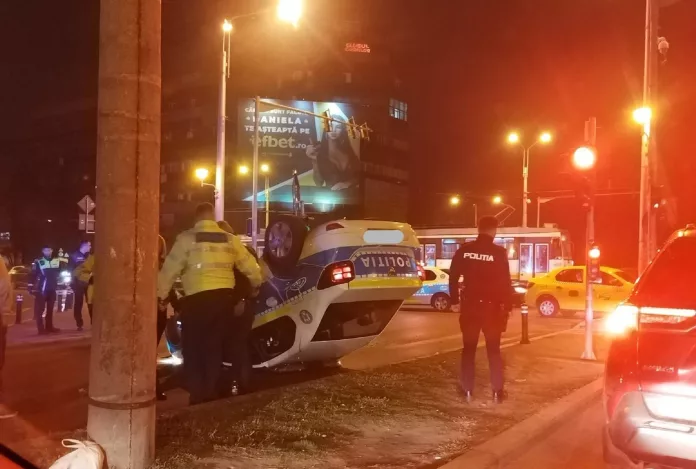 Un polițist s-a răsturnat cu mașina după ce a izbit un taxi în intersecție