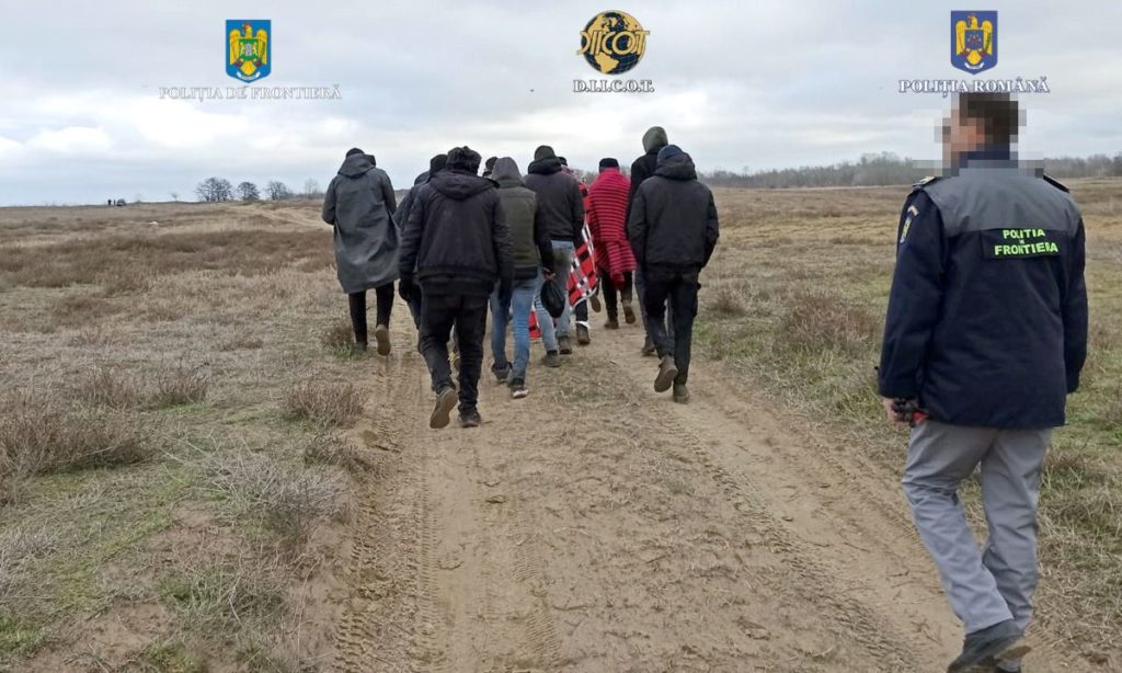 Zece inculpaţi, în arest pentru trafic de migranţi