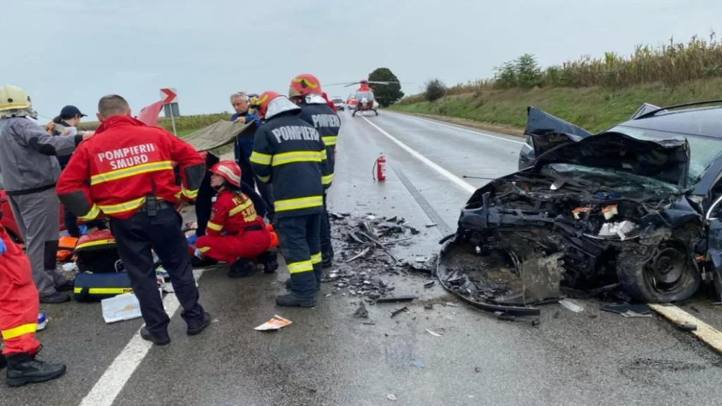 Un mort şi patru răniţi după ce două autoturisme s-au ciocnit frontal