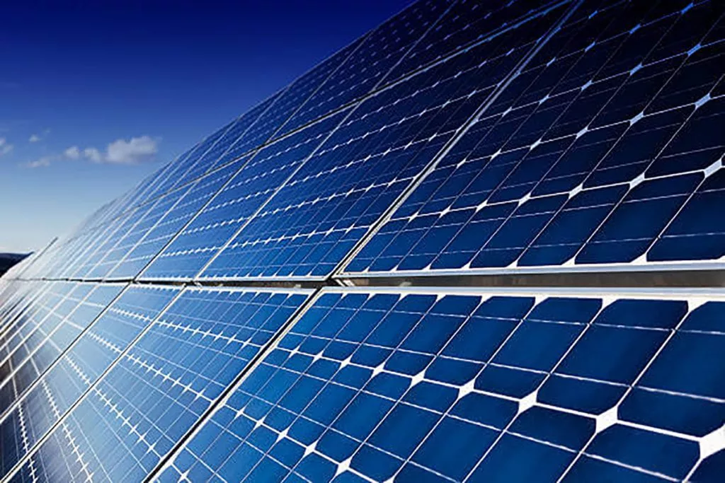 O companie germană vrea să deschidă o fabrică de panouri solare în România