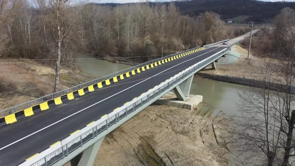 (VIDEO) Vâlcea: A fost recepţionat podul peste râul Cerna