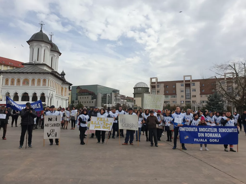 Profesorii protestează la Târgu Jiu