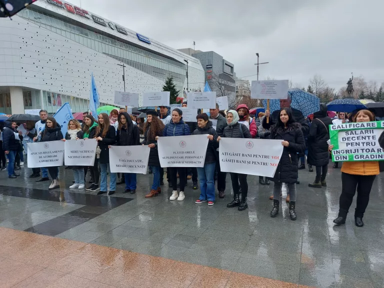 Angajaţii din Educaţie au ieşit la proteste