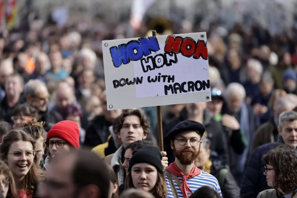 Franța, paralizată de proteste împotriva creșterii vârstei de pensionare