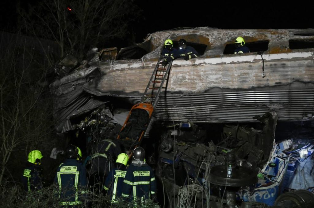 Cel puținn 32 de morți și 85 de răniți după coliziunea dintre două trennuri în Grecia