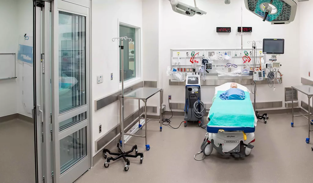 Patru asistenți medicali austrieci au legat o colegă de masa de operație și au torturat-o