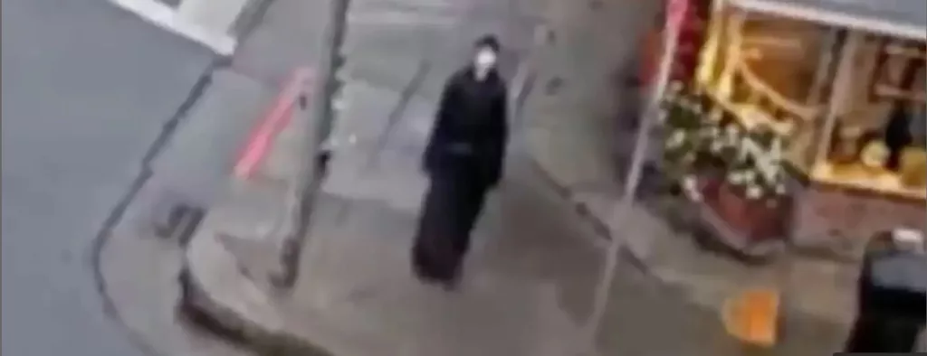 (VIDEO) Personaj de groază, ridicat de pe stradă după mai multe apeluri de urgență