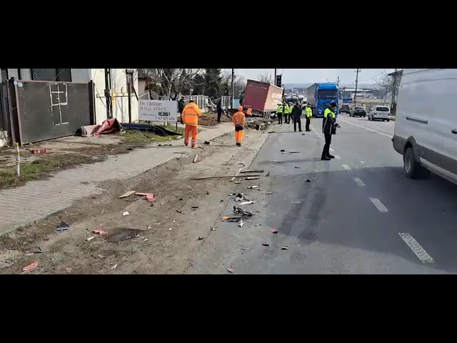 (VIDEO) Iași: Un microbuz cu 14 pasageri a fost acroșat de două autocamioane