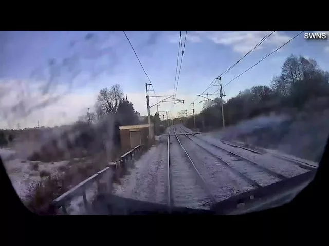 (VIDEO) Momentul în care un tren se apropie de un bărbat care trece fără să se asigure