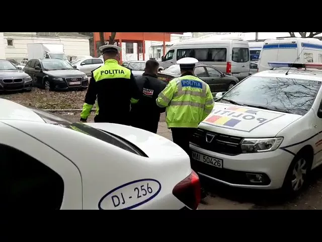 (VIDEO) Bărbat din Dolj, reţinut pentru că a condus băut şi fără permis o maşină cu numere false