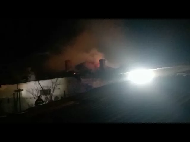 (VIDEO) Incendiu puternic la o casă din Craiova