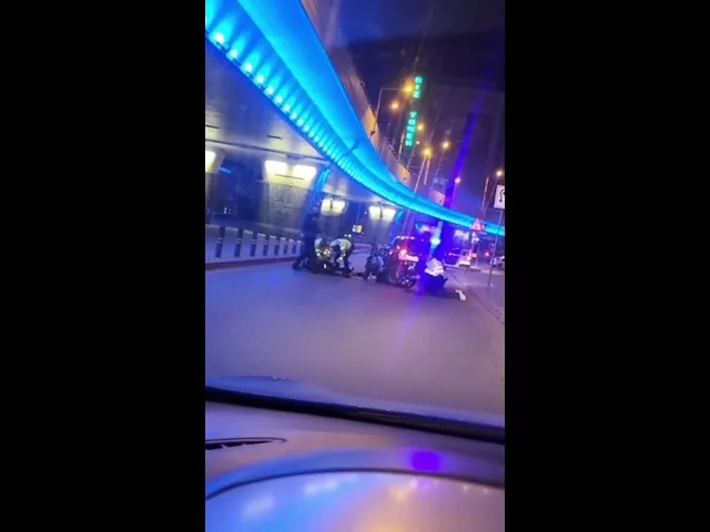 (VIDEO) Craiova: Un motociclist agresiv a lovit autospeciala poliției