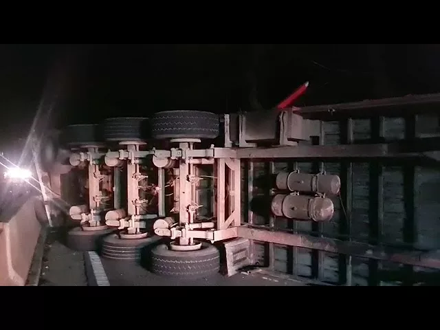 (VIDEO) Trafic blocat în Defileul Jiului din cauza unui camion care s-a răsturnat