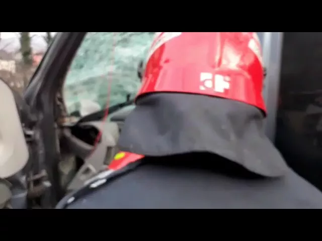 (VIDEO) Vâlcea: Coliziune între o autoutilitară și un TIR pe DN 7