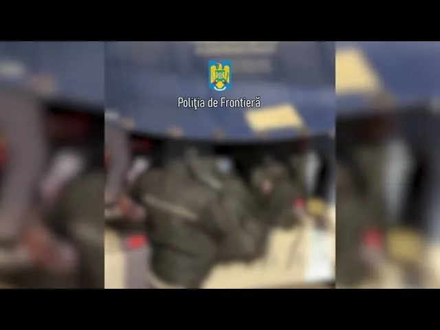 (VIDEO) Doi români, cercetați pentru trafic de migranți. În mașinile lor s-au găsit 70 de persoane