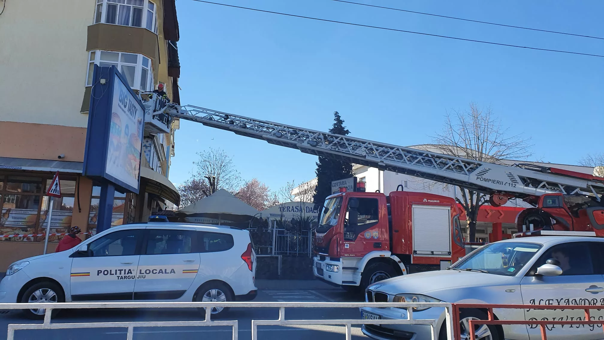 Pompierii, chemați să îndepărteze tablă desprinsă de vânt de pe clădiri din Târgu Jiu