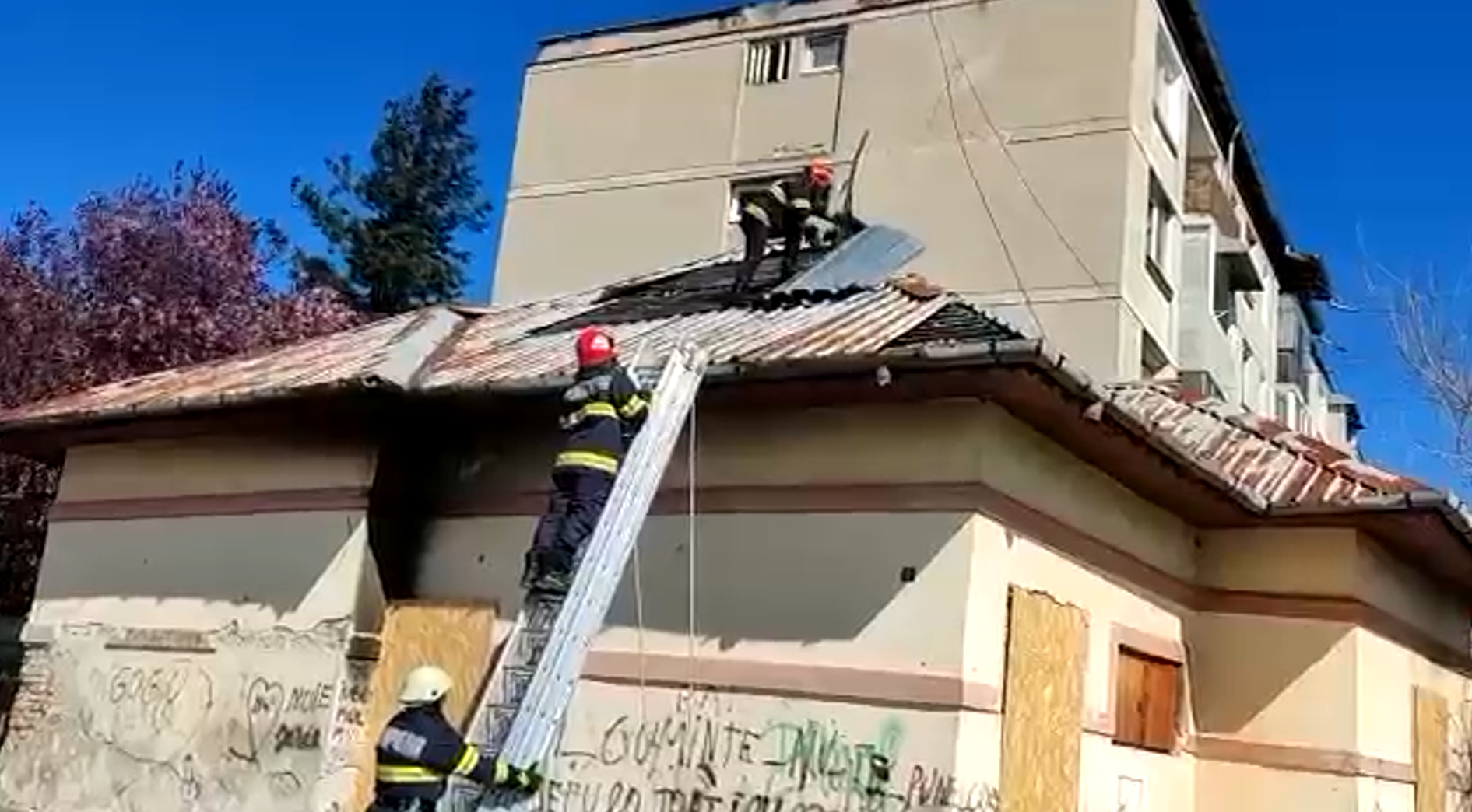 Tablă luată de vânt de pe o casă nelocuită din Drobeta Turnu-Severin