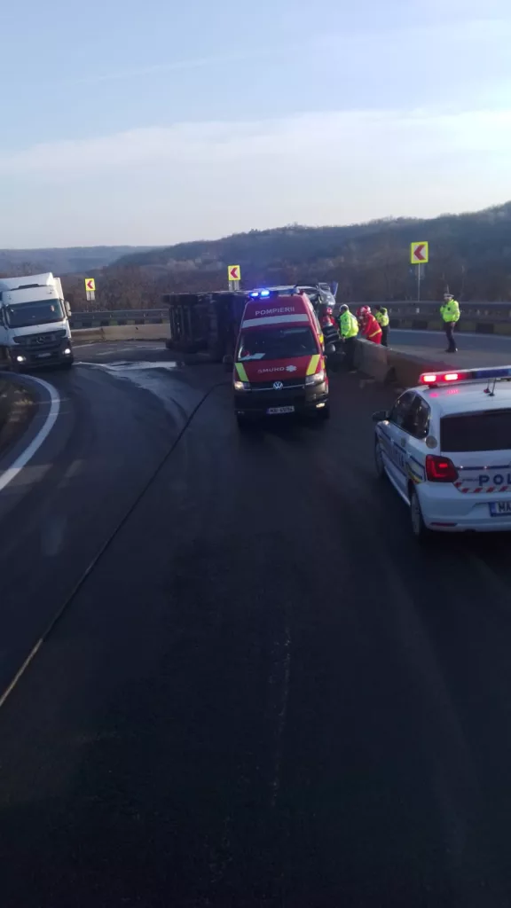 Vâlcea: TIR cu glucoză răsturnat la Milcoiu