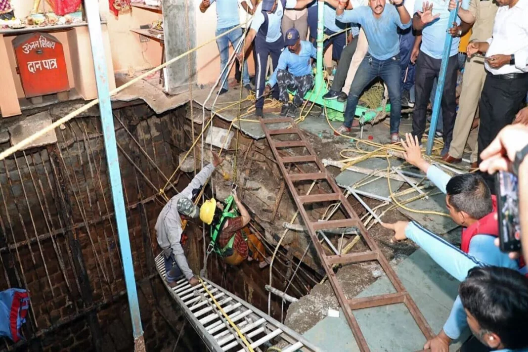 35 de morți după prăbușirea podelei unui templu din India