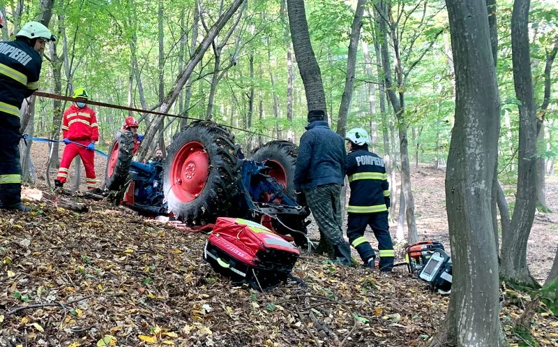 Un bărbat a murit după ce s-a răsturnat cu tractorul în pădure