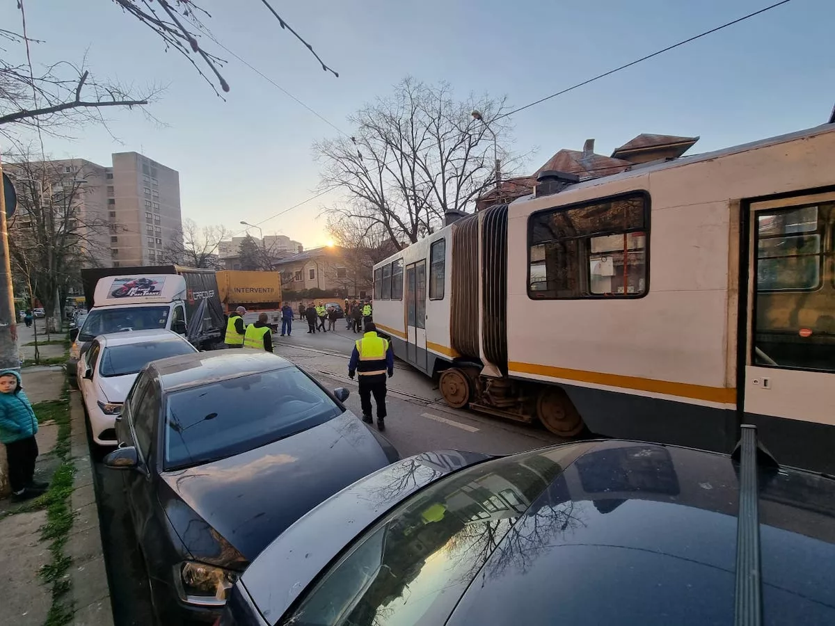 Un tramvai deraiat a avariat cinci mașini (sursa foto: g4media)