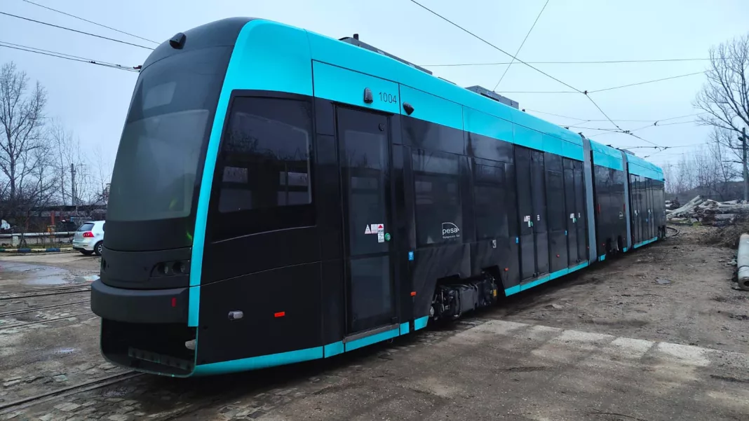 Craiovenii încă nu se pot bucura de o călătorie decentă cu tramvaiele noi