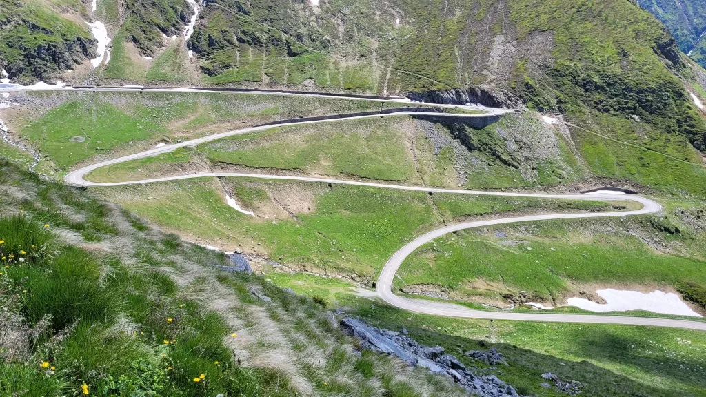 Panouri care avertizează că urmează o curbă periculoasă, furate de pe Transfăgărășan 