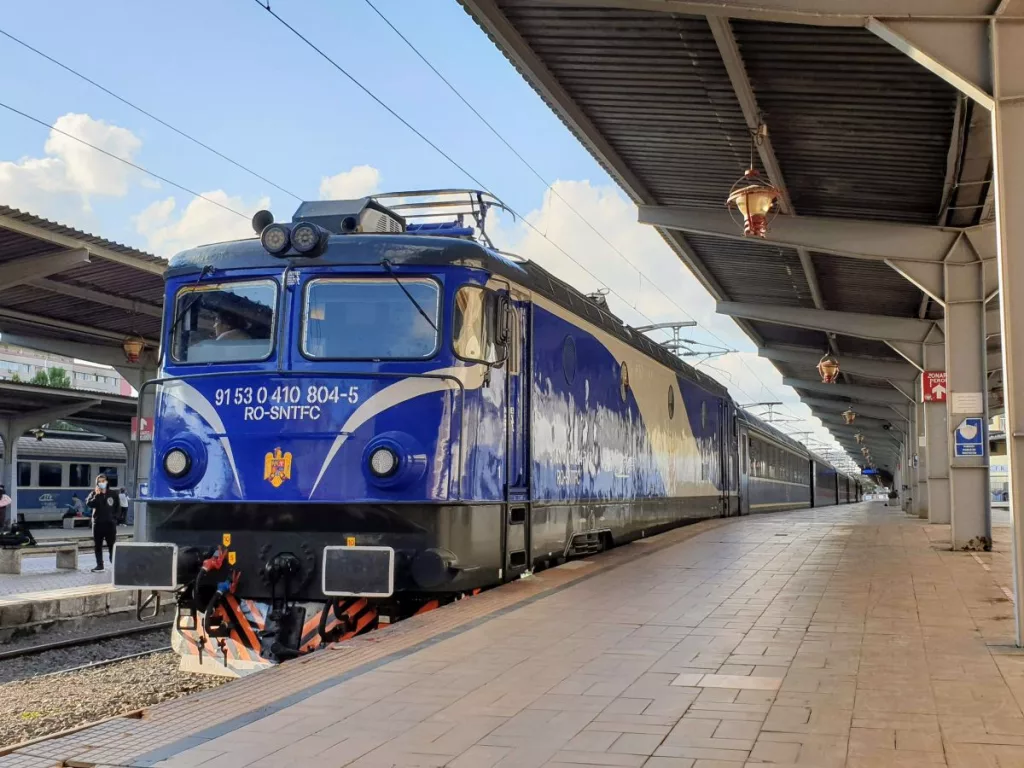 Adolescentă electrocutată după ce s-a urcat pe un vagon de tren garat