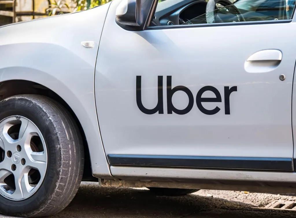 Un șofer de Uber se dădea comisar la Antidrog ca să escrocheze tinere naive