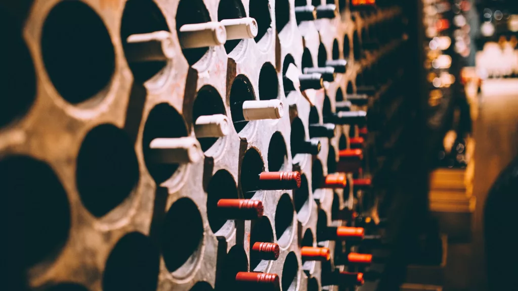 Românul care a furat 45 de sticle de vin de colecție, condamnat la închisoare
