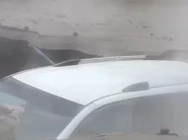 O mașină cu o familie înăuntru este înghițită de o groapă plină cu apă clocotită