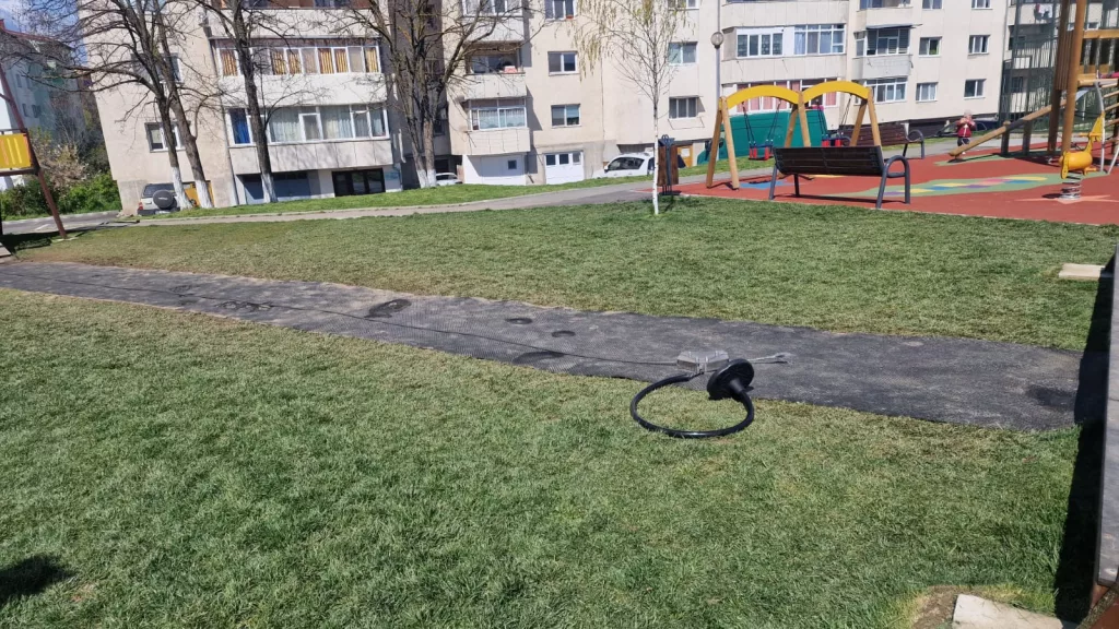 (VIDEO) Vâlcea: Un grup de adolescenți a distrus tiroliana din Parcul Ostroveni