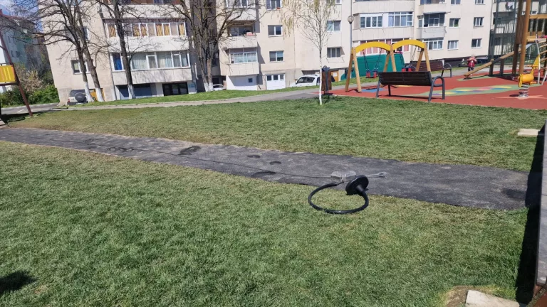 Un grup de adolescenți cu vârsta de 16 ani a forțat tiroliana din Parcul Ostroveni