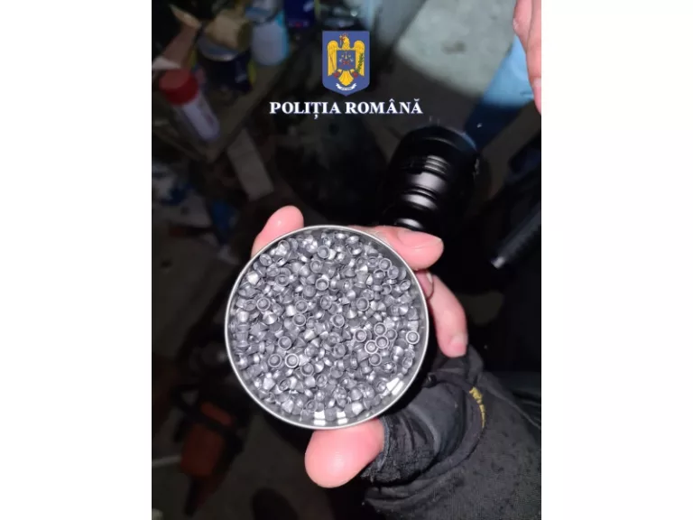 100 de percheziţii la persoane care nu respectă regimul armelor şi al muniţiilor şi care fac contrabandă calificată